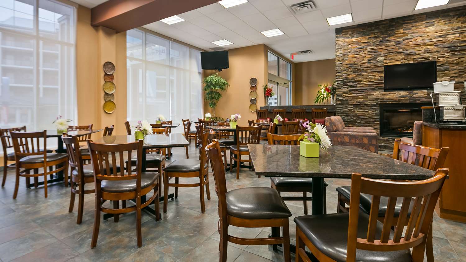 Фото Best Western Plus Chateau Inn Sylvan Lake