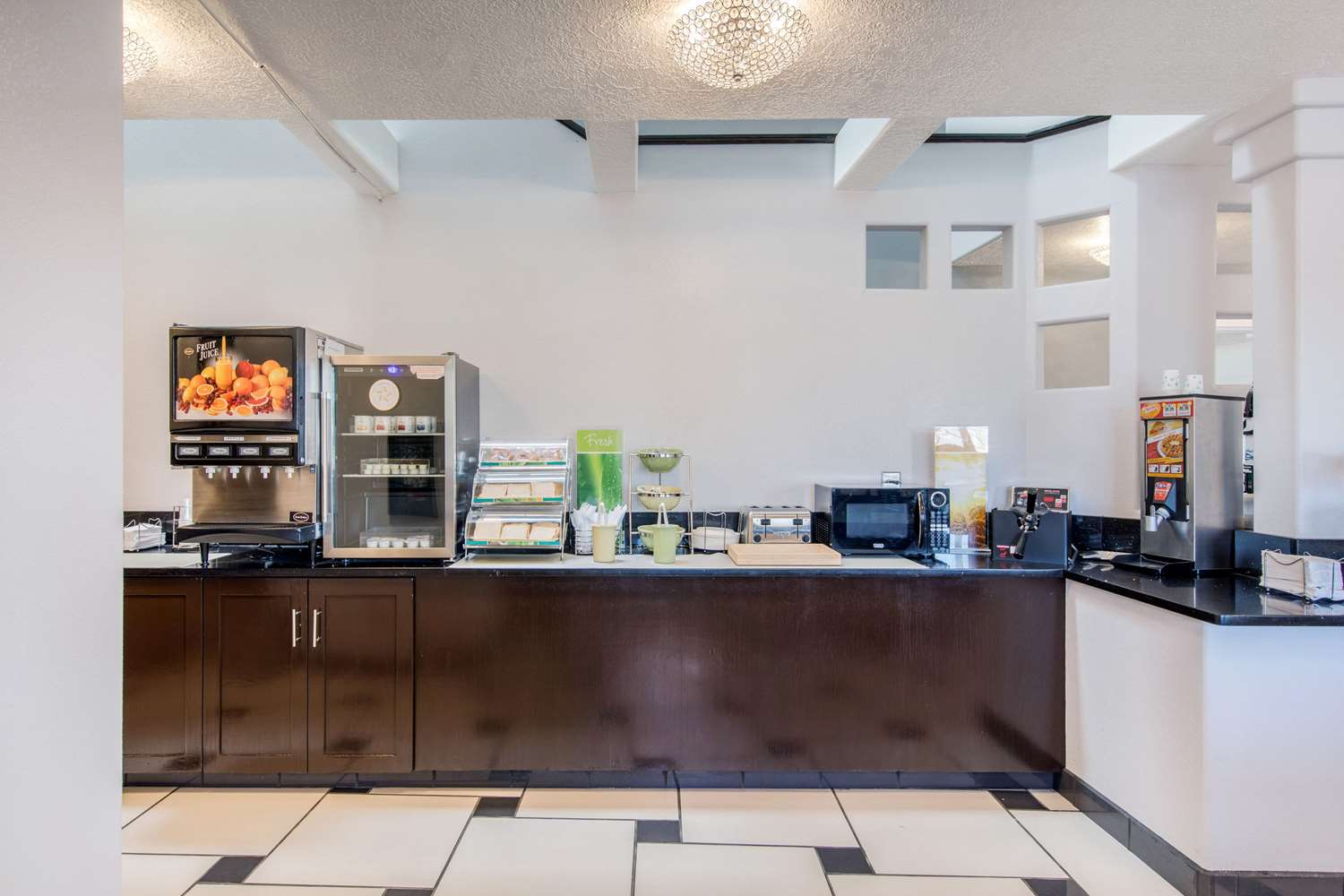 Фото Quality Inn & Suites Albuquerque North near Balloon Fiesta Park