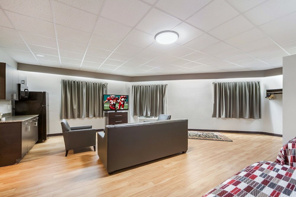 Фото Red Roof Inn & Suites Omaha - Council Bluffs