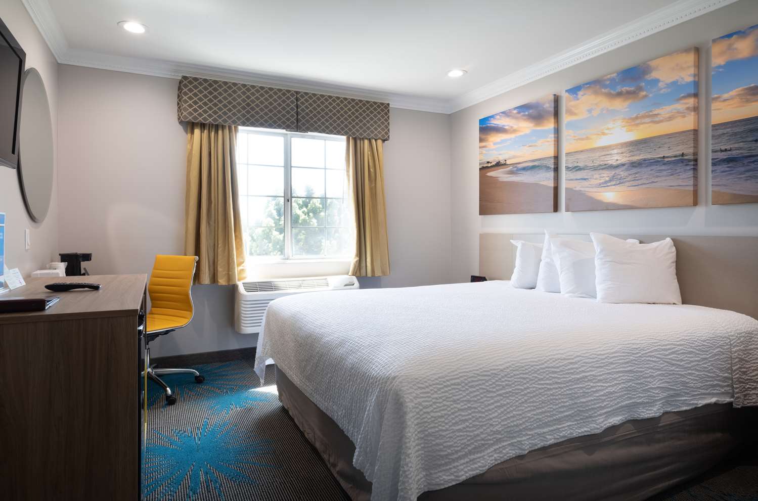 Фото Days Inn by Wyndham Santa Monica/Los Angeles