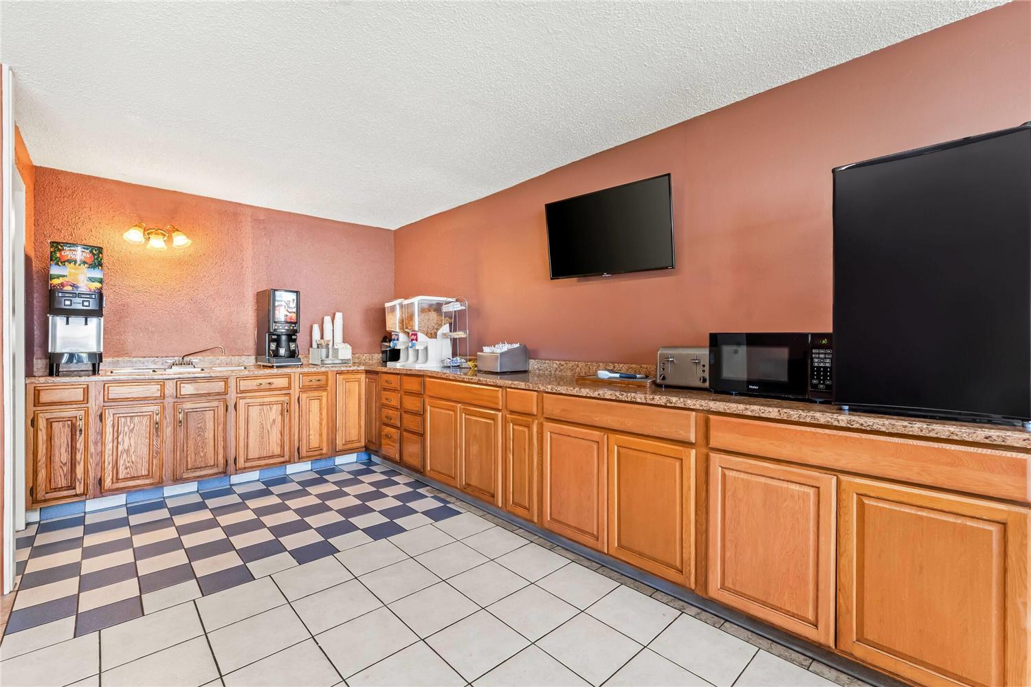 Фото Howard Johnson by Wyndham Albany