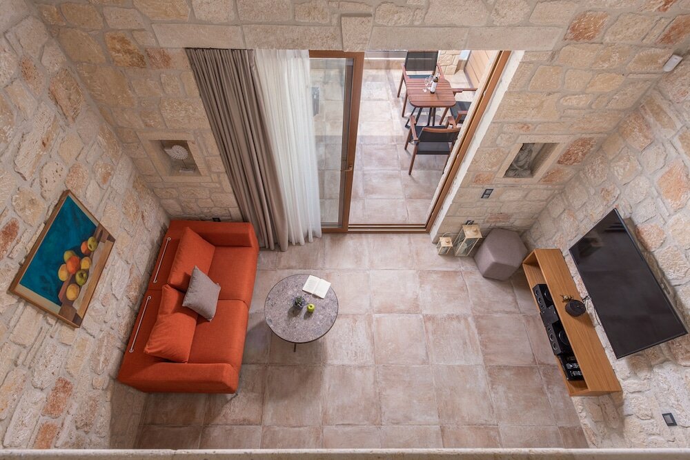 Фото Mint Retreat Suites