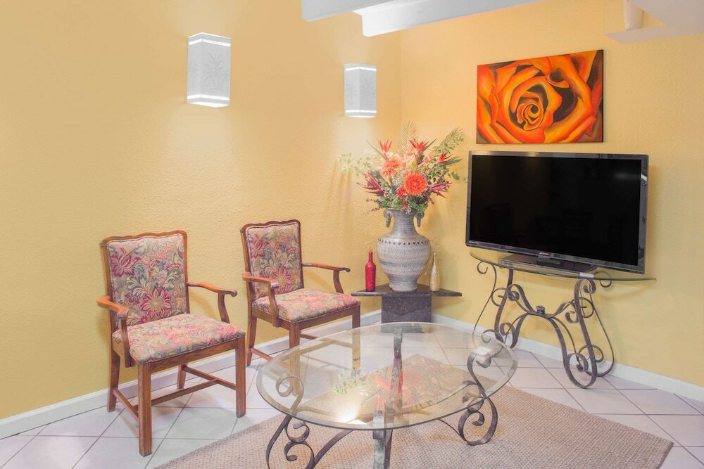 Фото Days Inn by Wyndham Tallahassee University Center