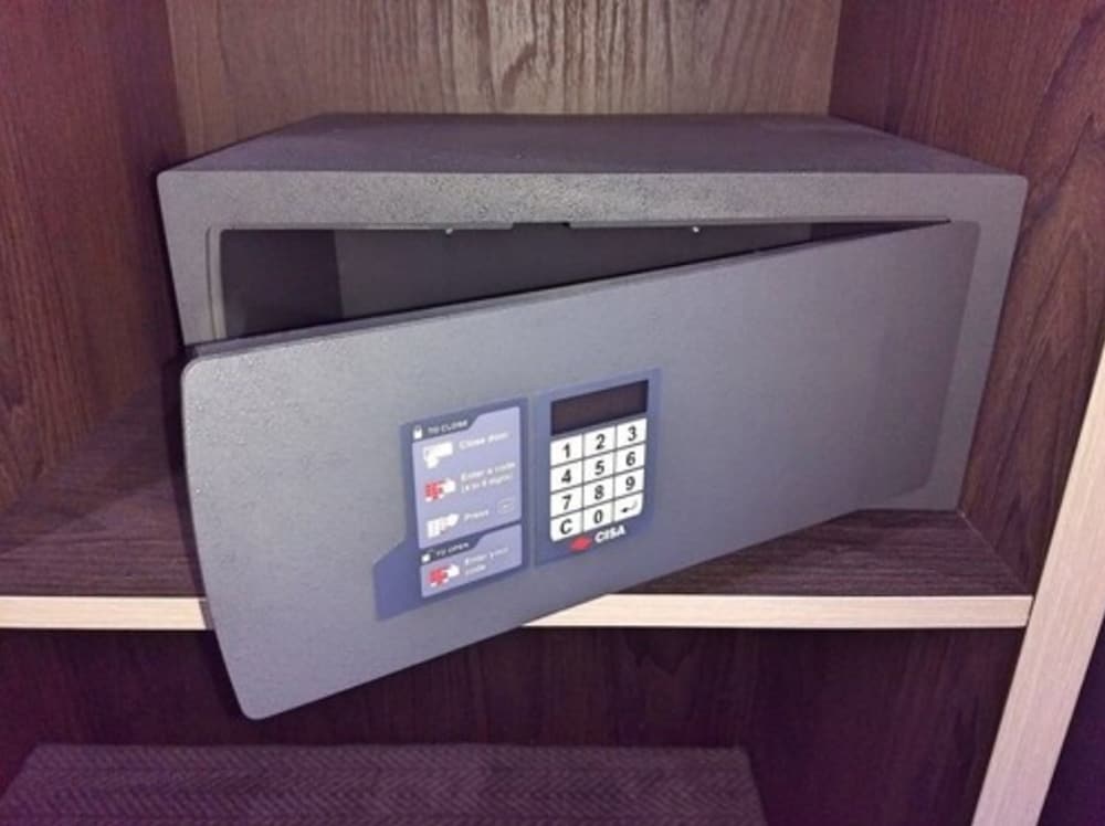 Фото Garden Court Hotel