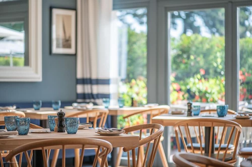 Фото Renaissance Paris Hippodrome De St. Cloud Hotel