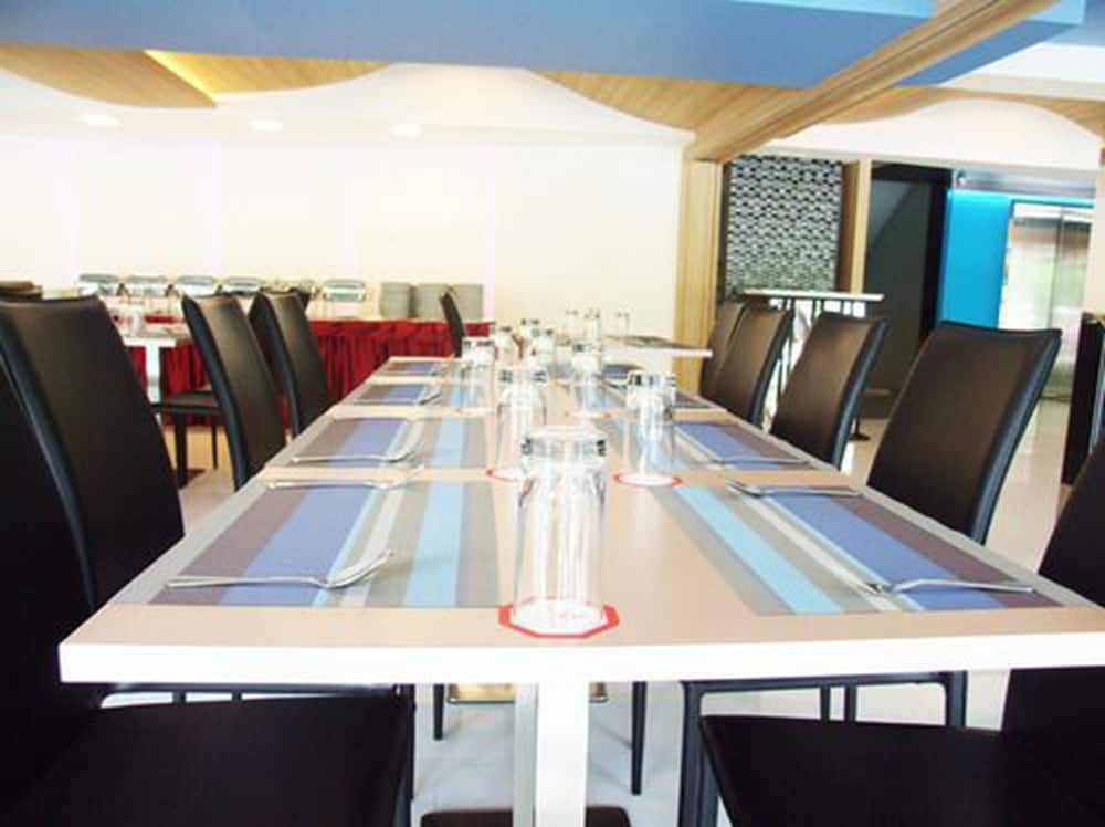 Фото Grand Tower Inn Sathorn Bangkok