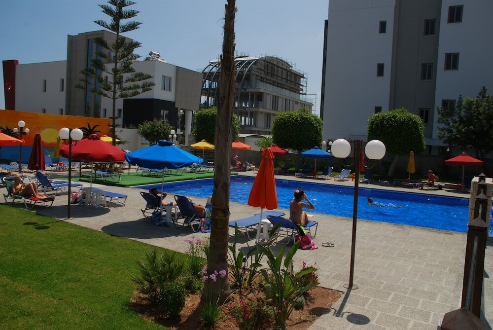 Фото The Caravel Hotel