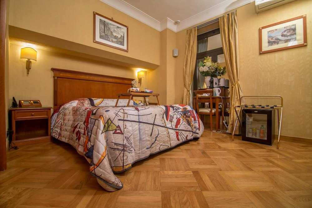 Фото Luxury Rooms H 2000 Roma