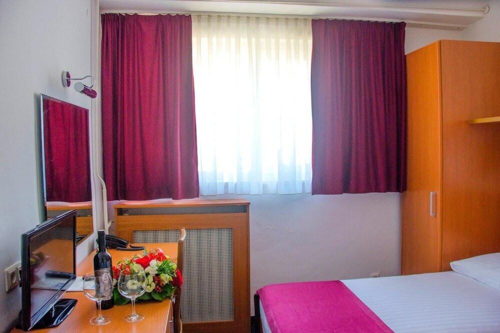 Фото Hotel Petka