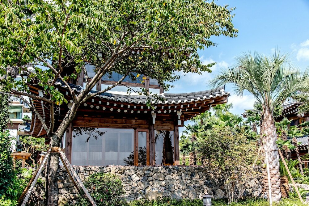 Фото Jeju Hanok Hotel Hallagung