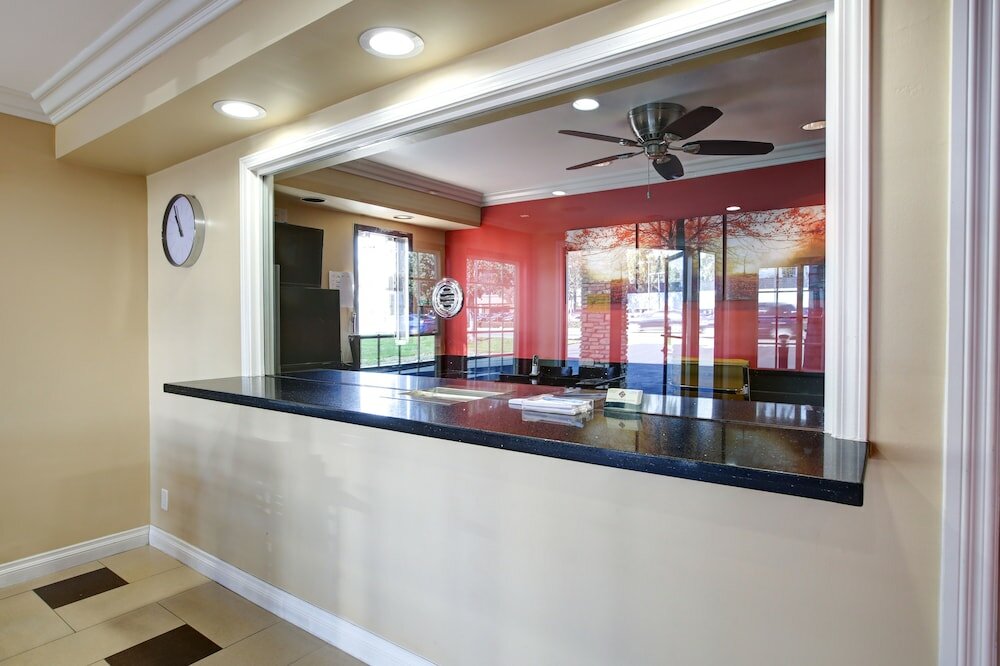 Фото Ontario Inn & Suites