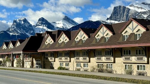 Внешний вид отеля Canmore Inn & Suites в Канморе, фото 1