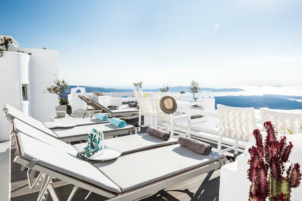 Фото On The Rocks Hotel