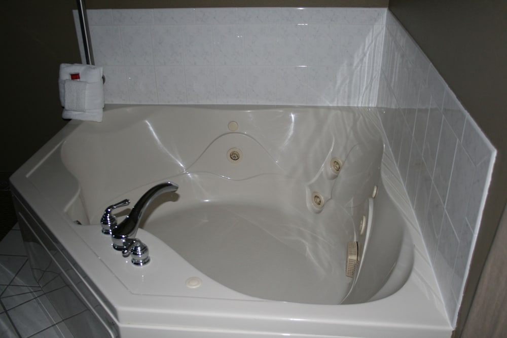 Фото AmericInn by Wyndham Grimes