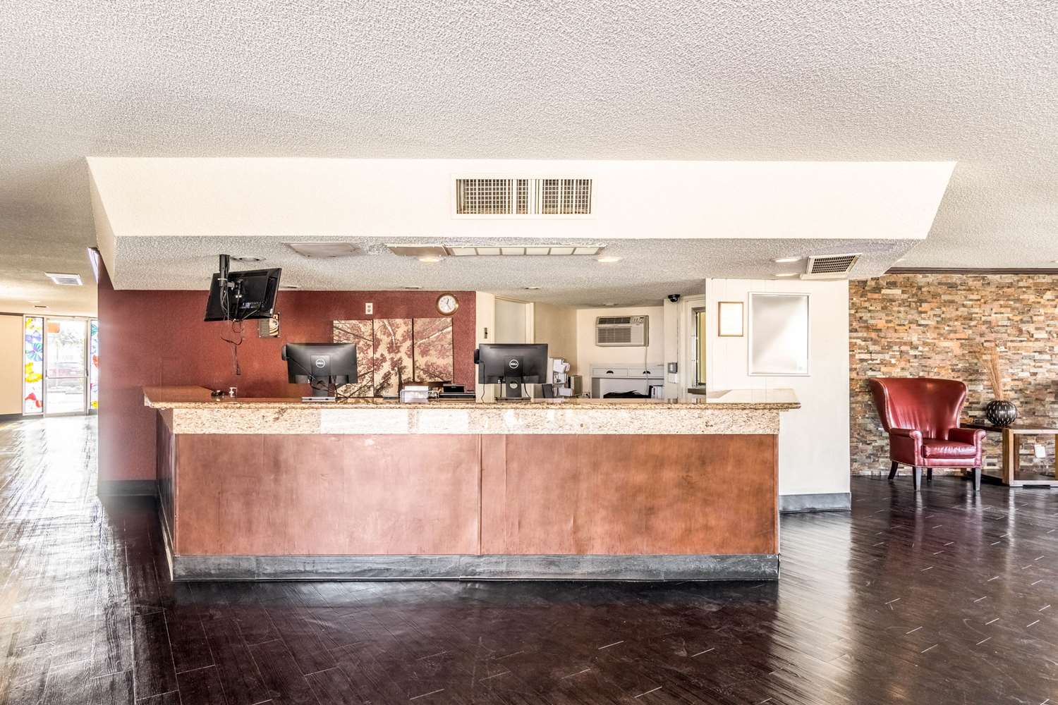 Фото Rodeway Inn & Suites