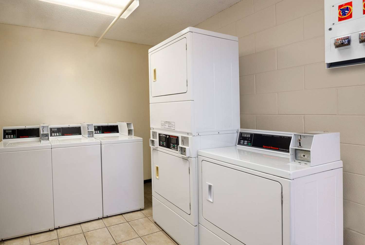 Фото Days Inn by Wyndham Orlando Conv. Center/International Dr