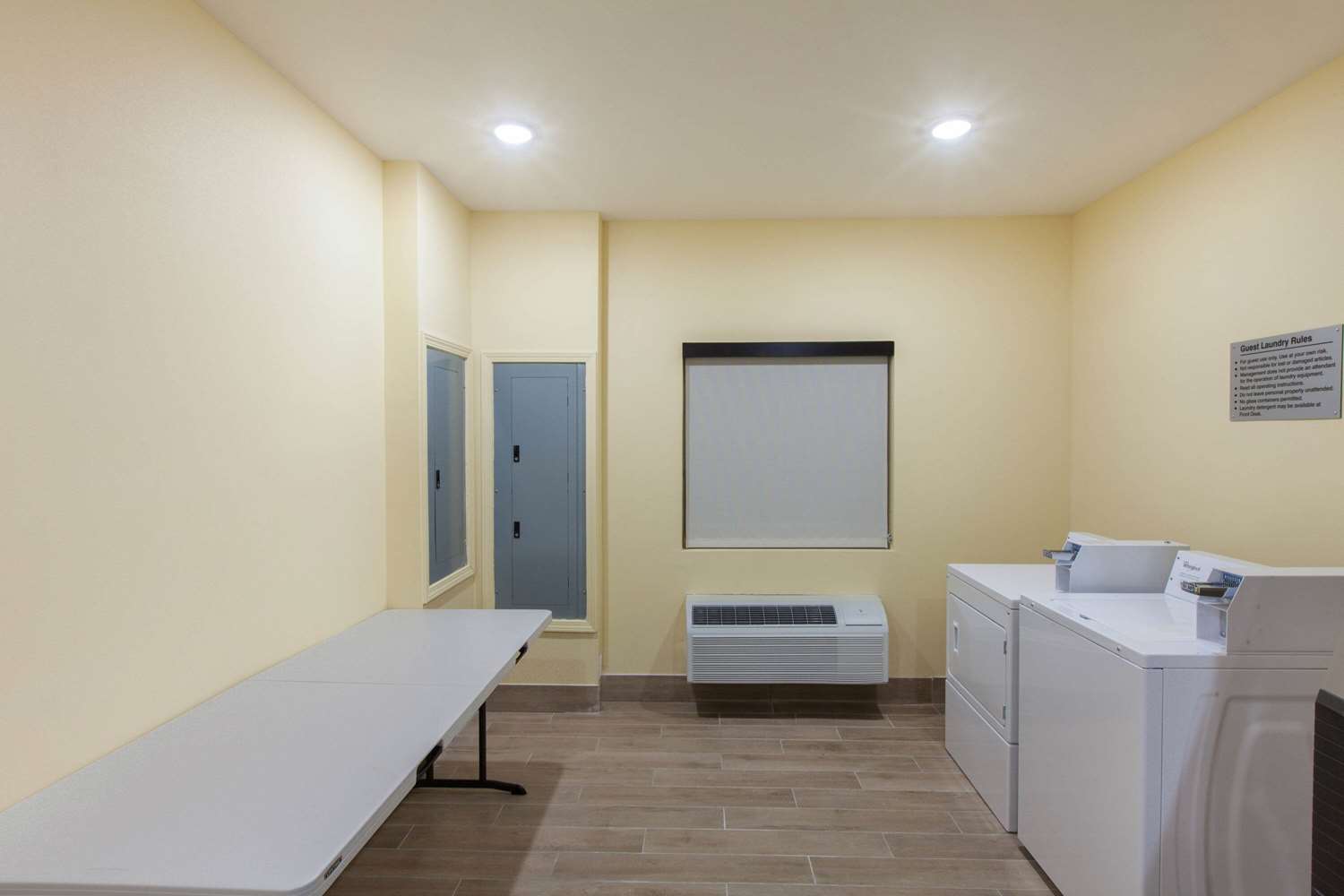 Фото Days Inn by Wyndham Baton Rouge Airport