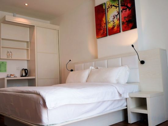 Фото Pine Garden Hotel