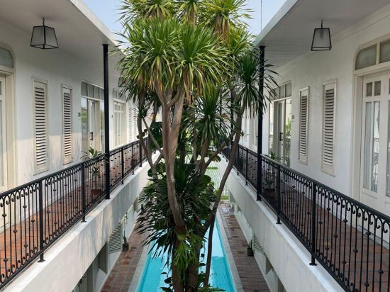 Фото Brown Feather Hotel