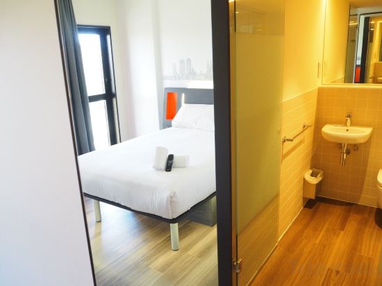Фото EasyHotel Barcelona Fira