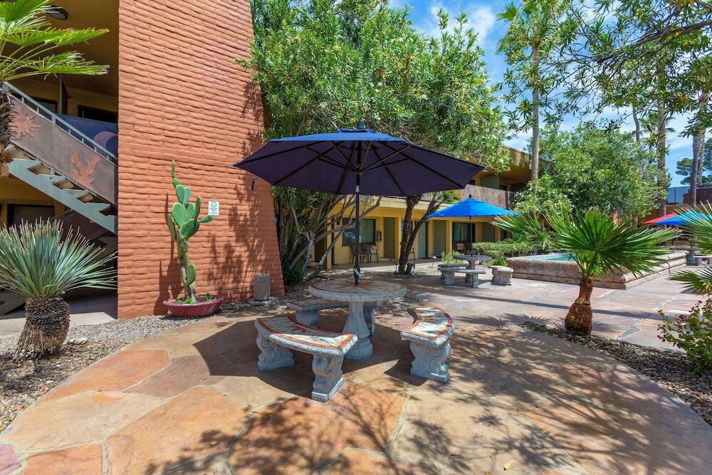 Фото Best Western Royal Sun Inn & Suites