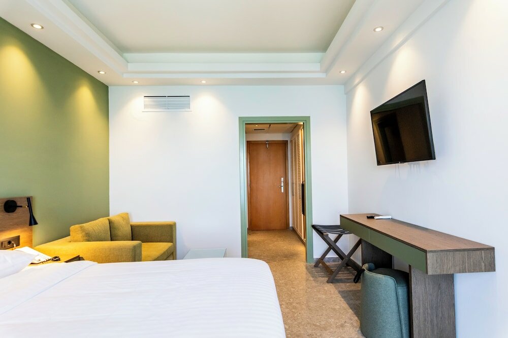 Фото Messinian Bay Hotel