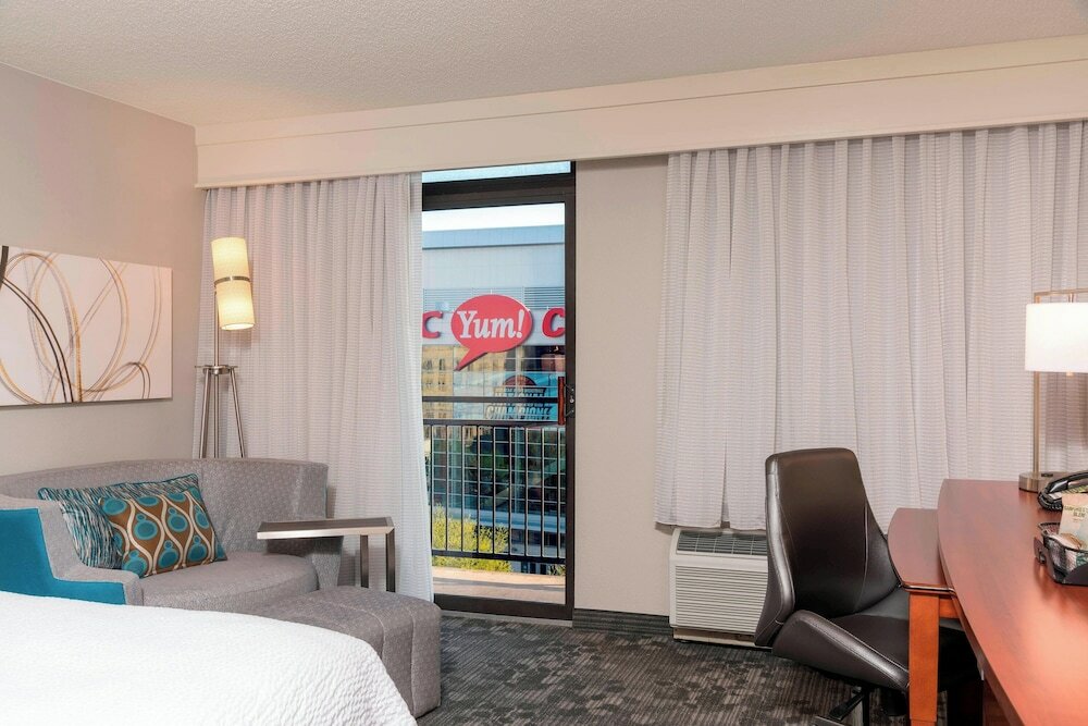 Фото Courtyard by Marriott Louisville Downtown