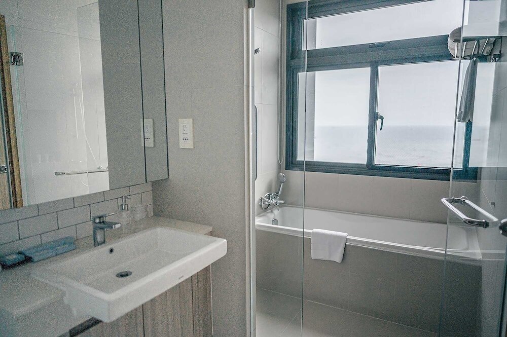 Фото Oakwood Hotel and Residence Sri Racha