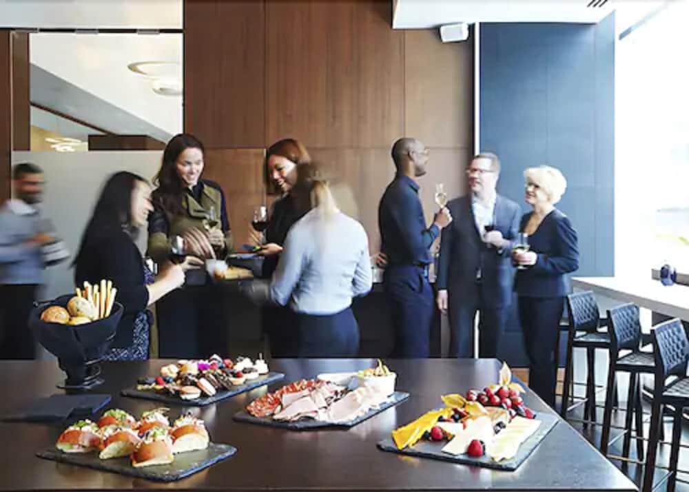 Фото Le Germain Hotel Maple Leaf Square