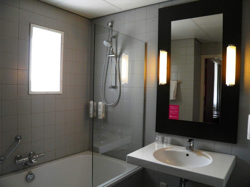 Фото Leonardo Hotel Breda City Center