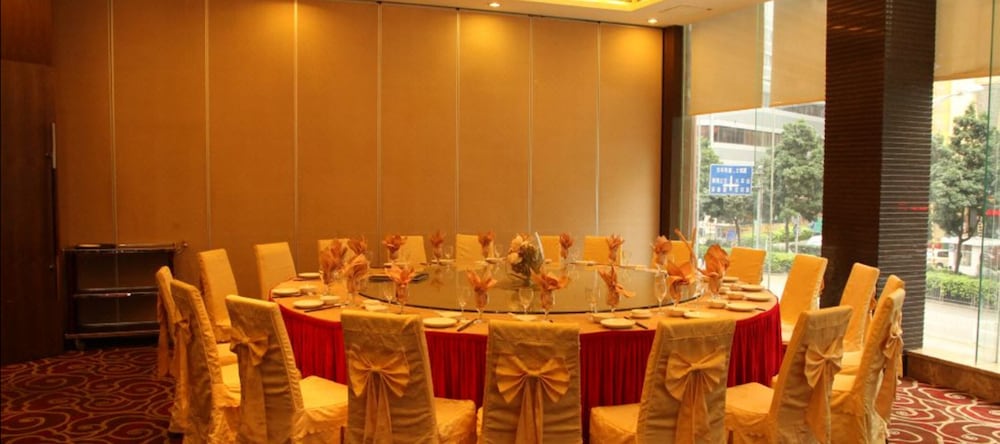 Фото Golden Lustre Hotel