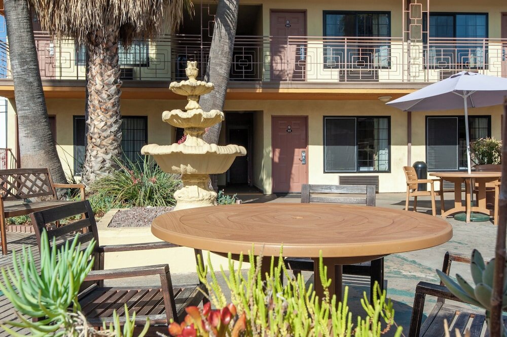 Фото Studio City Court Yard Hotel