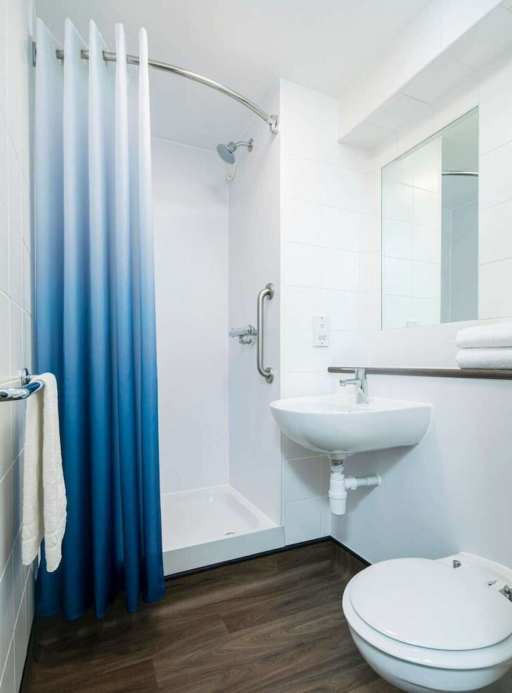 Фото Travelodge Edinburgh Central