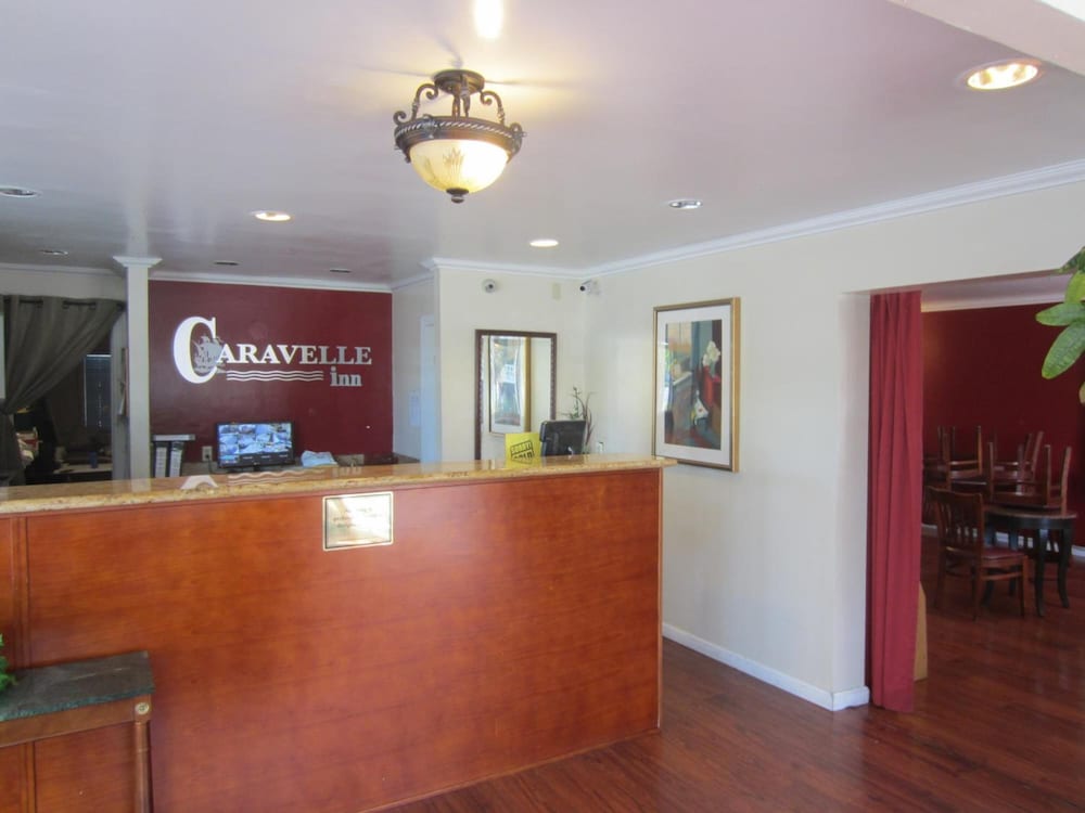 Фото Caravelle Inn & Suites