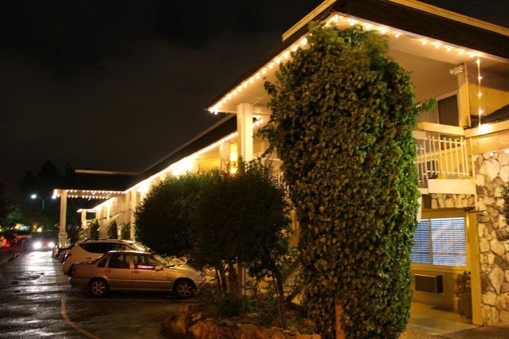 Фото Caravelle Inn & Suites