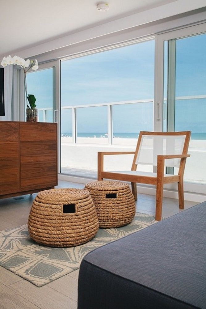 Фото Tides Inn Hotel