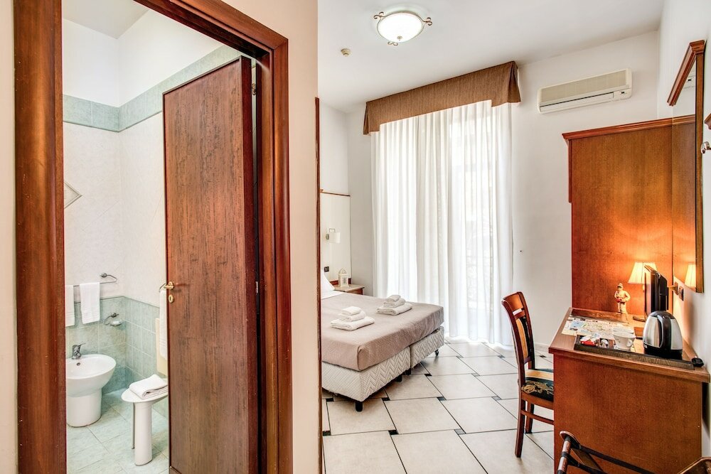 Фото Hotel Garibaldi Naples
