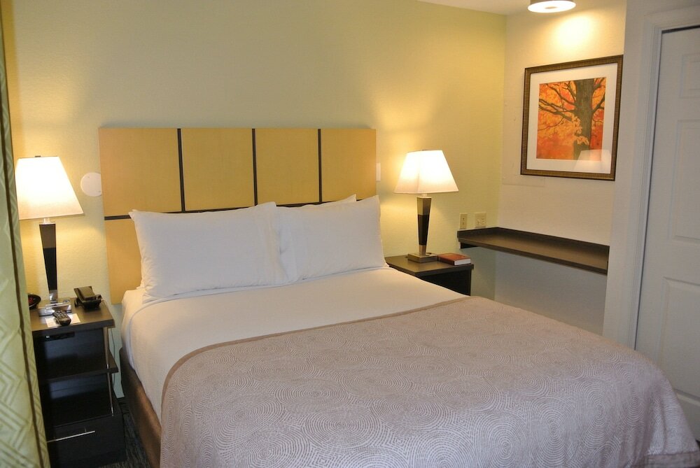 Фото Candlewood Suites Washington-Fairfax, an Ihg Hotel