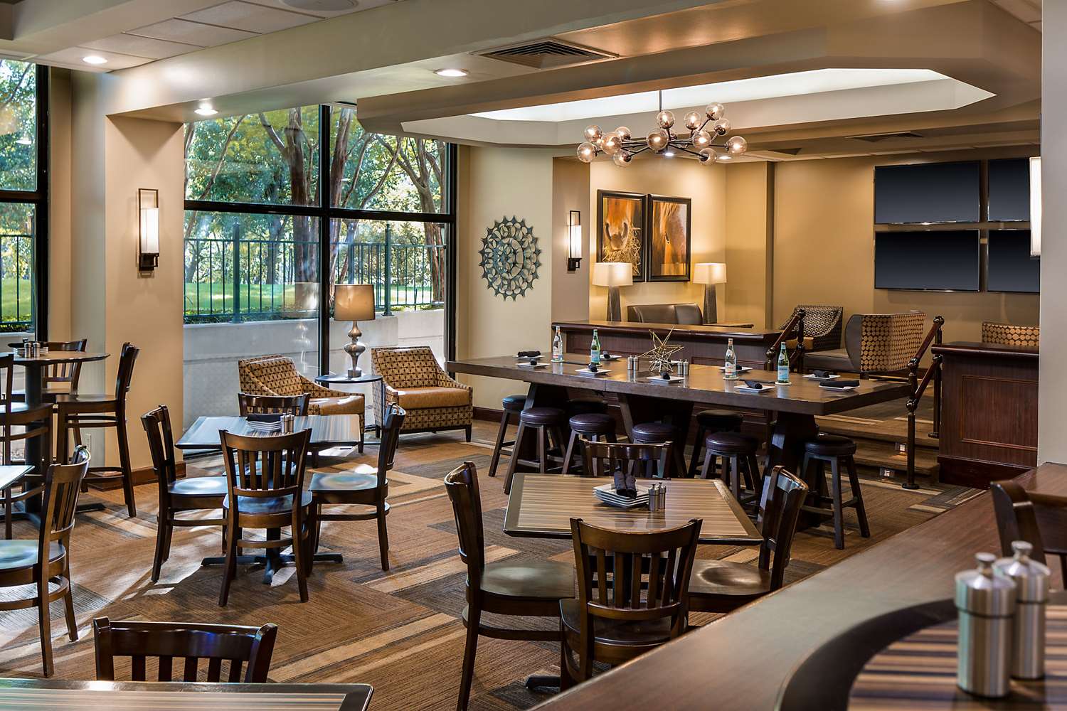 Фото Embassy Suites by Hilton Dallas Love Field