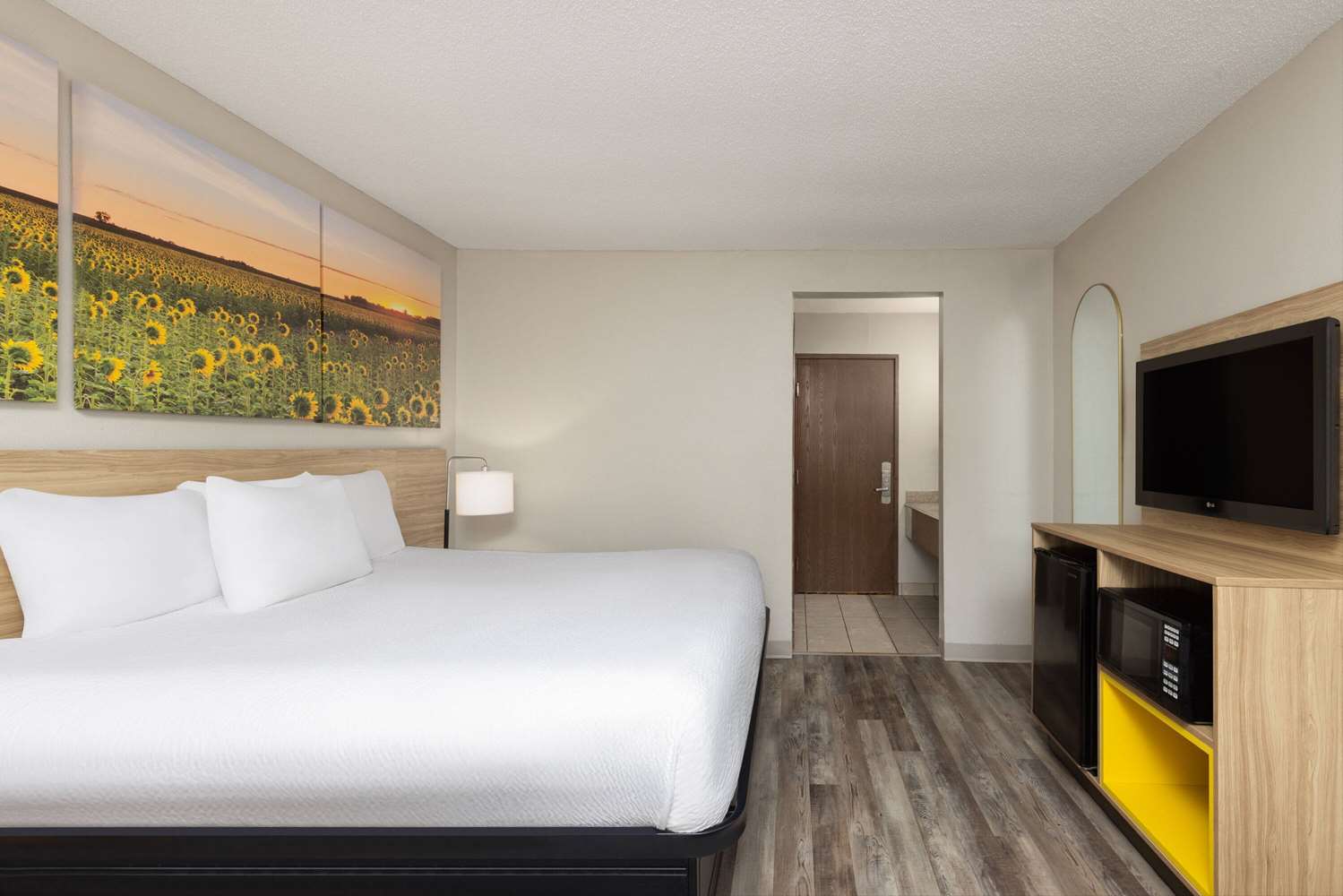 Фото Days Inn & Suites by Wyndham Kansas City South