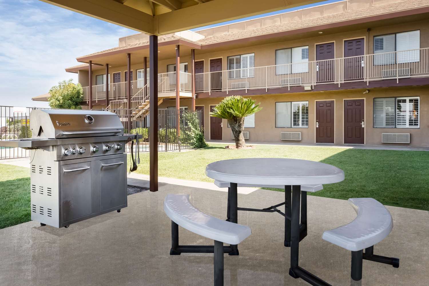 Фото Super 8 by Wyndham Lindsay Olive Tree