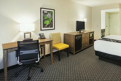 Гостиница La Quinta Inn & Suites by Wyndham Rancho Cordova Sacramento в Ранчо Кордове