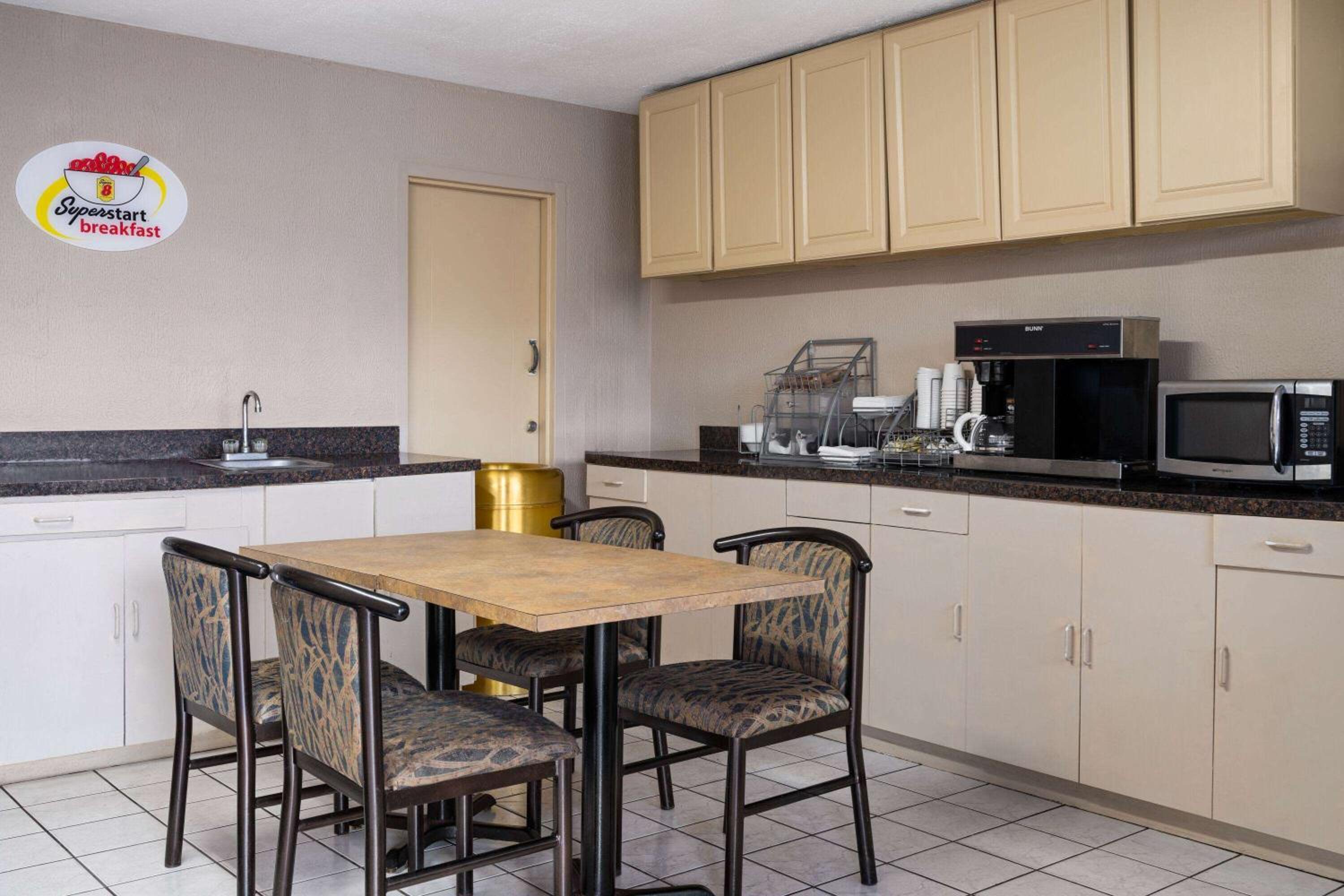 Фото Super 8 by Wyndham Youngstown/Girard