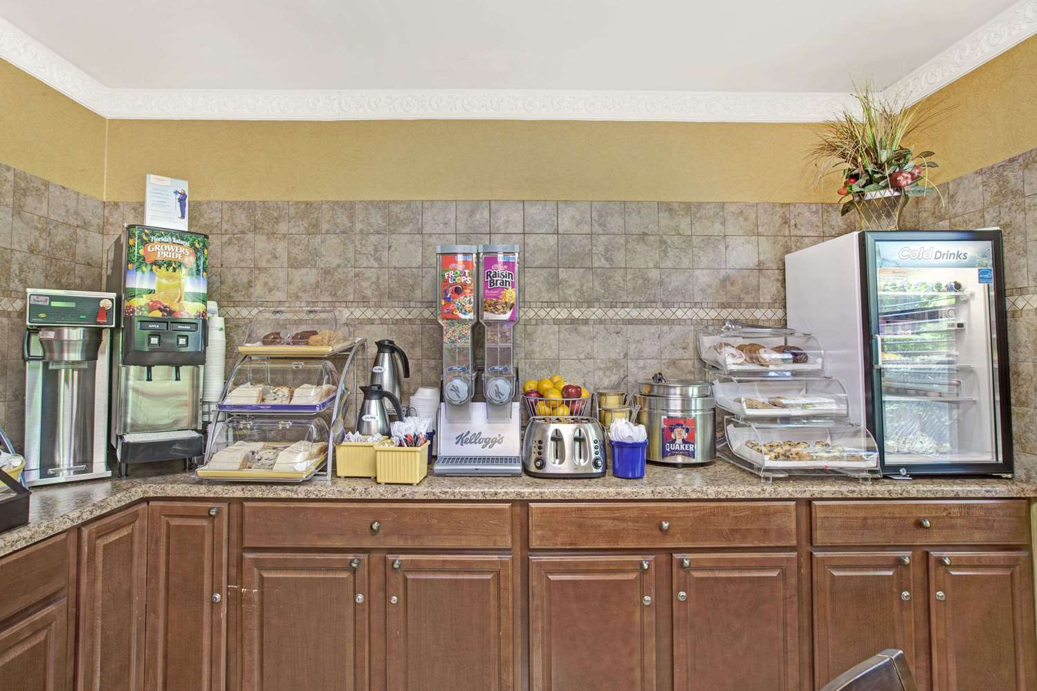 Фото Days Inn by Wyndham Brooklyn