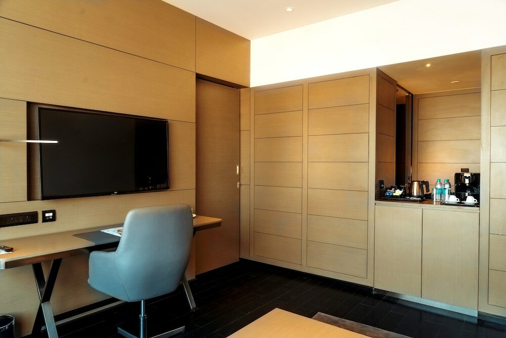 Фото Novotel Chennai Chamiers Road Hotel