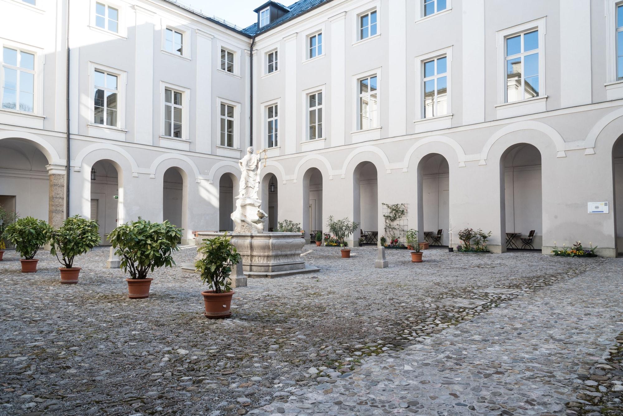 Фото Gästehaus im Priesterseminar Salzburg