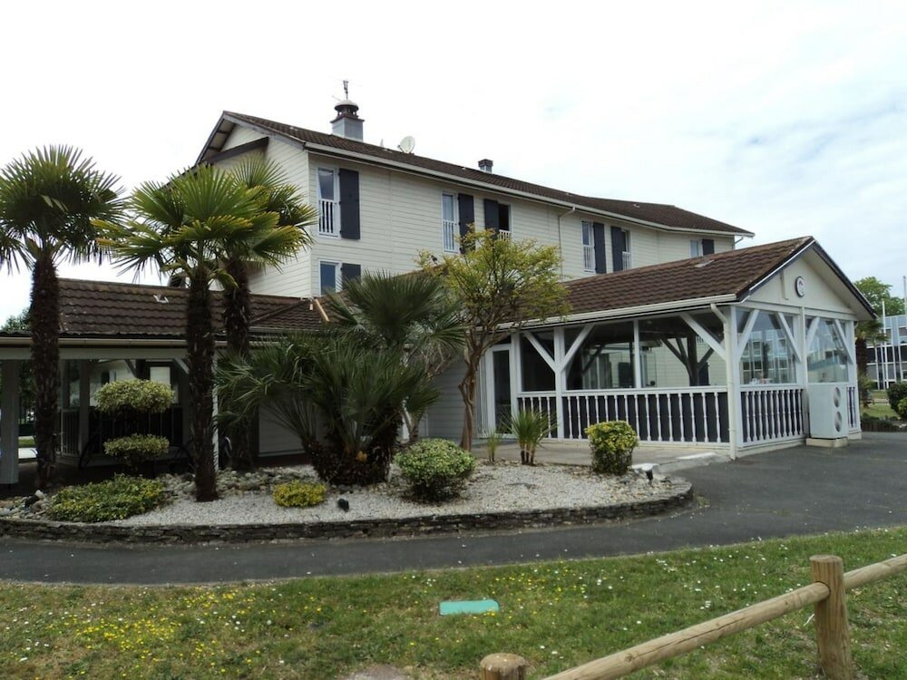 Фото Wood Inn Hôtel Aéroport Bordeaux-Mérignac