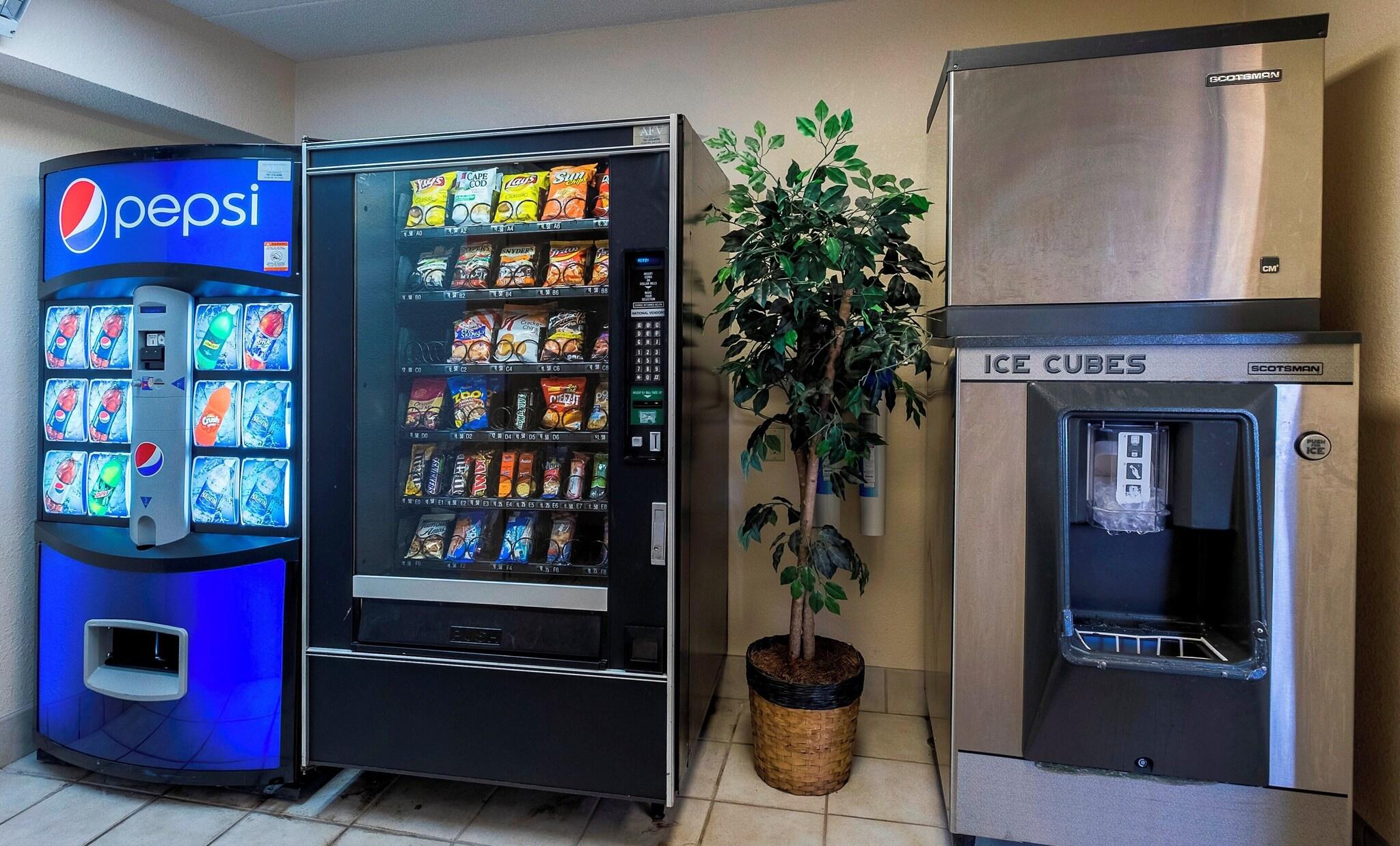 Фото HomeTowne Studios by Red Roof Mystic - New London