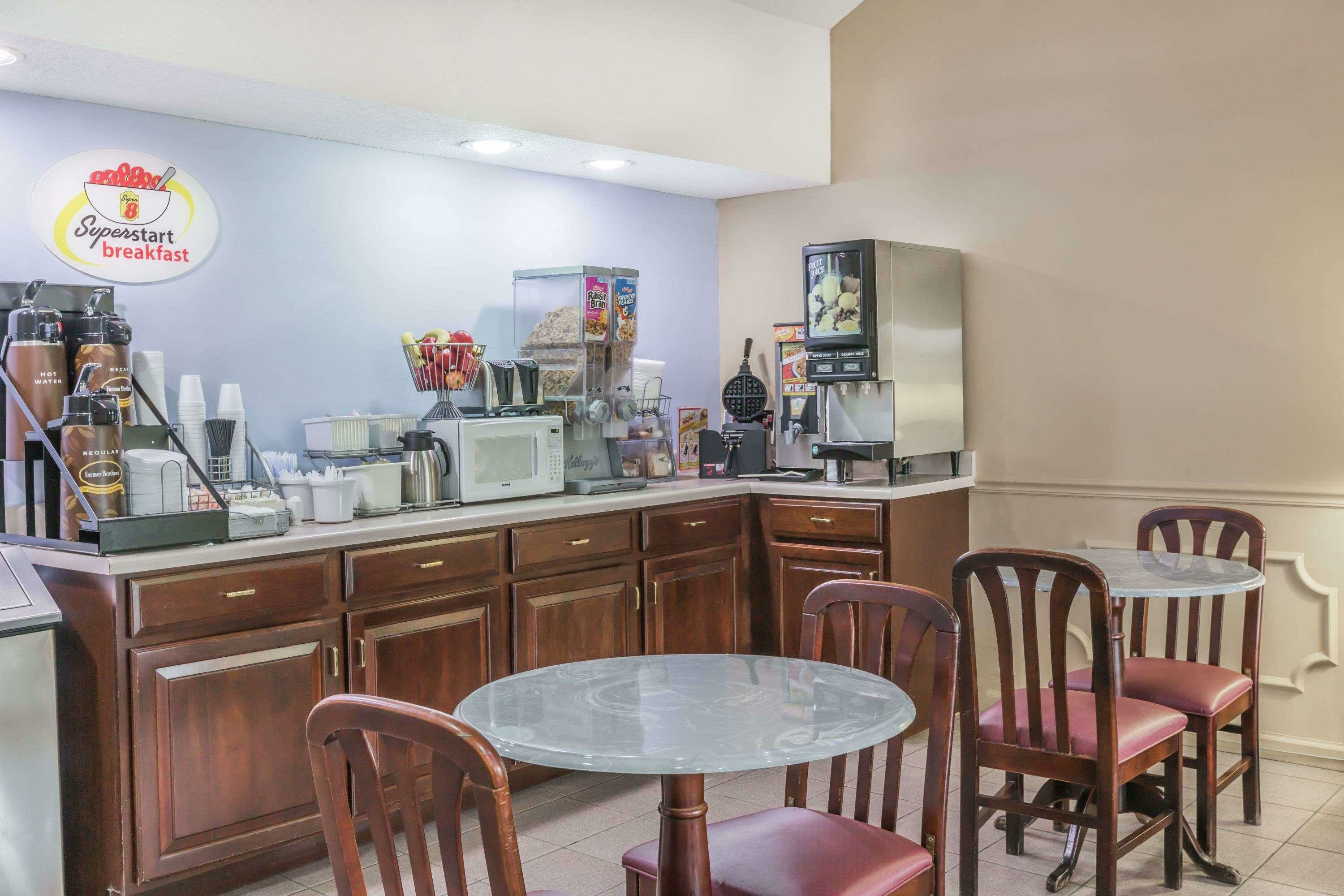 Фото Super 8 by Wyndham Clinton