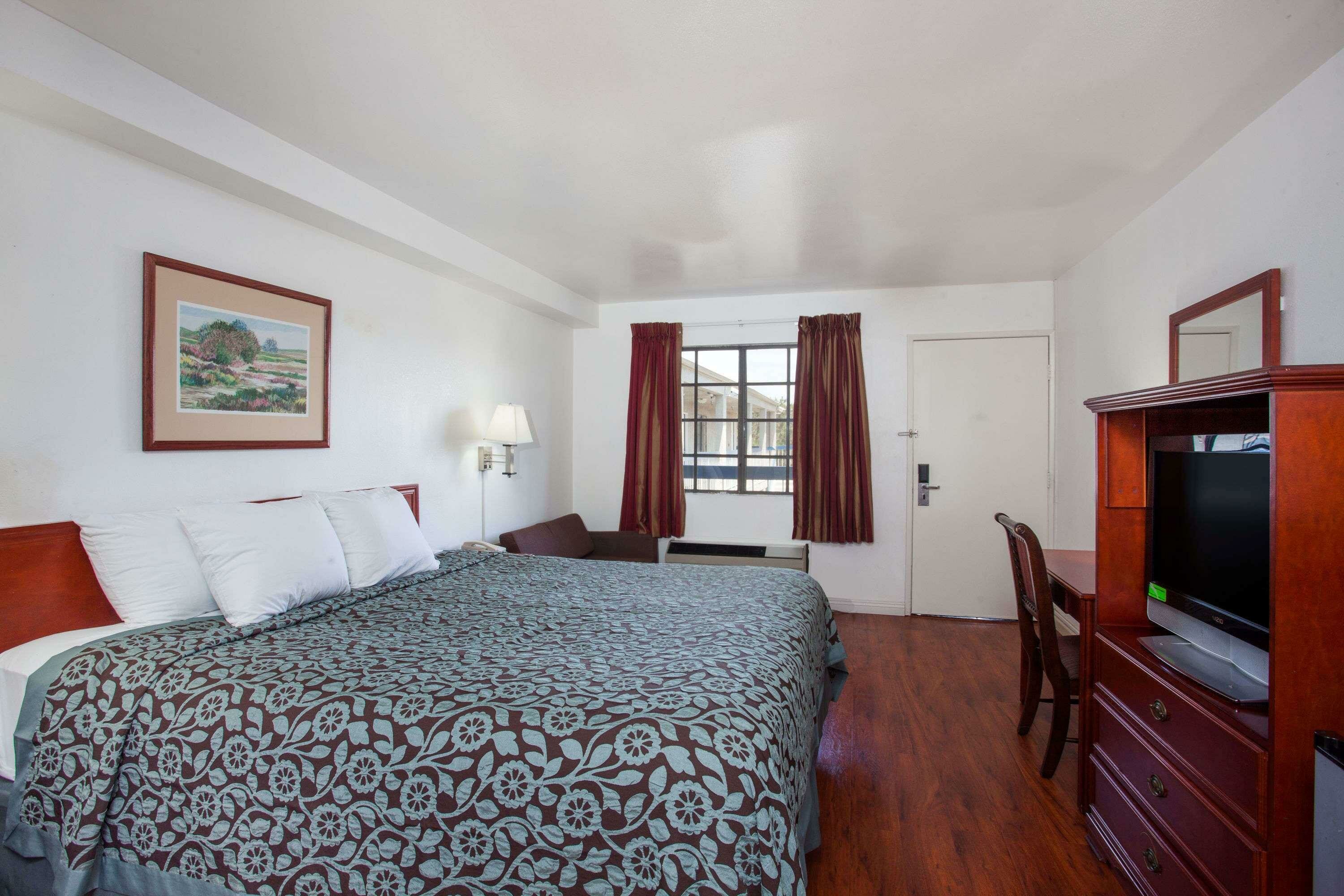 Фото Days Inn by Wyndham Orange Anaheim